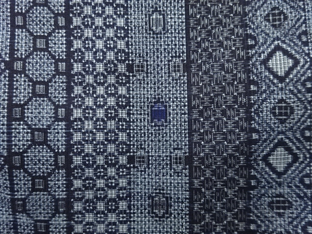 アンティーク　縞に幾何学模様織り出し本場正藍泥染大島紬着物(割り込み絣)